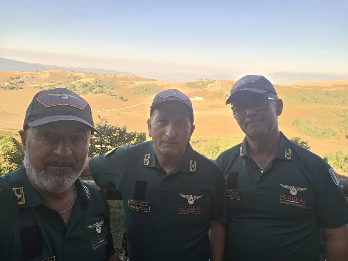 Tre Guardie Ecologiche Volontarie al punto panoramico del Colle dell'Orso